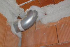 Vzduchotechnické potrubí před stěnami a stropy je vhodné vést v pevném potrubí