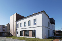 Akademie Madeta vznikla rekonstrukcí historického objektu v Českých Budějovicích, který přímo navazuje na areál firmy