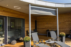 V atriu je umístěna zastřešená terasa, vybavená jídelním stolem a grilem, kde si můžete dopřát přímý kontakt se zahradou. Proti slunci a větru je část terasy chráněna stínicí plachtou.
