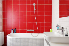 V koupelnách si architekt pohrál s barevnými kontrasty a různými velikostmi formátů – od  velkoformátové dlažby přes standardní 150 x 150 mm až po drobnou mozaiku