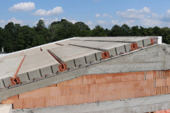 Po uložení panelů se po obvodu střechy vyzdí věncovky, realizuje se také výztuž po obvodu střechy
