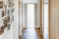 Zádveří s hlavními vchodovými dveřmi je s hlavní obytnou místností propojeno úzkou chodbou, ze které vedou po stranách dveře do jednotlivých místností